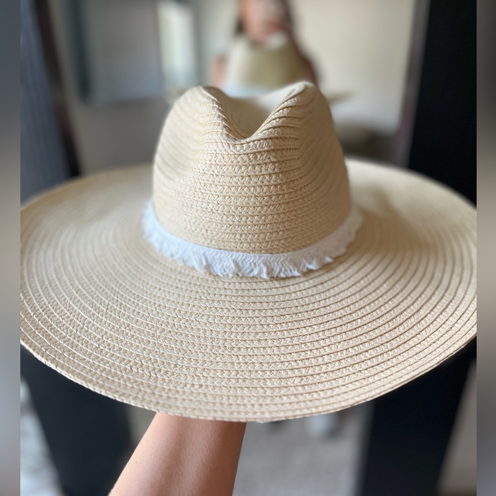 SAKS FIFTH AVENUE VACATION HAT. PERFECT CONDITION.